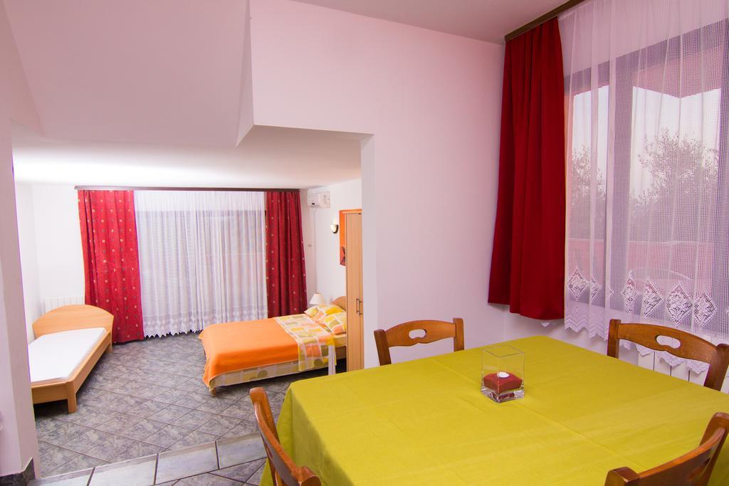 Apartmani Zuzic Krk Town Habitación foto