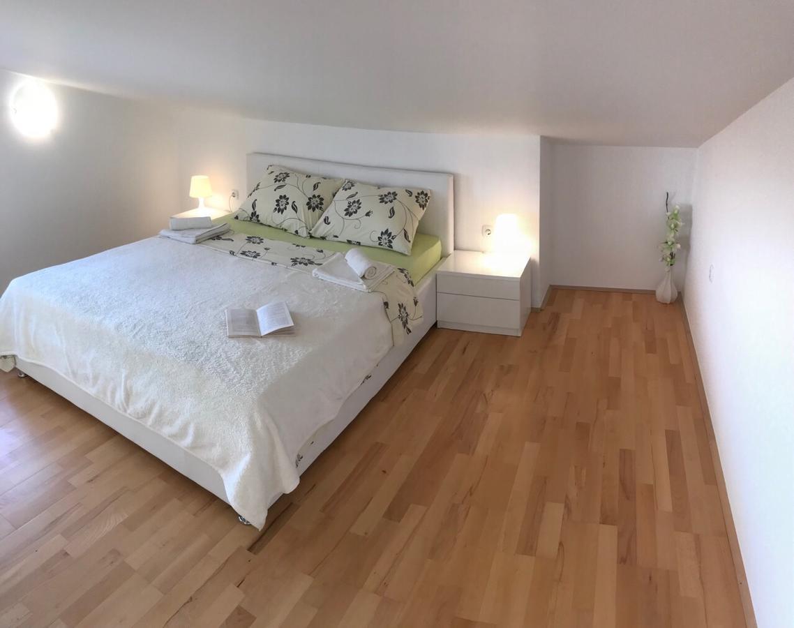 Apartmani Zuzic Krk Town Exterior foto